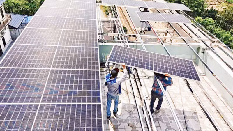 Installing rooftop solar panels. (Photo: TRUNG NAM SOLAR)