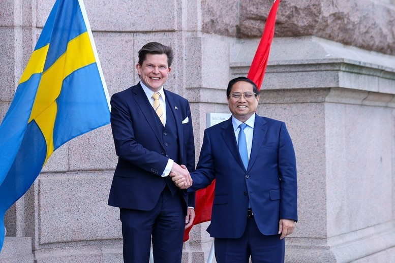 Prime Minister Pham Minh Chinh (right) and Speaker of the Riksdag (Swedish parliament) Andreas Norlén. (Photo: VNA)
