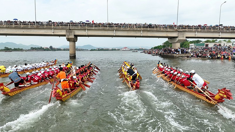 Celebrated each year on September 2 to mark National Day, the Gianh River Boat Racing Festival combines prayers for agricultural prosperity with vibrant river competitions (Photo: X.Phu)