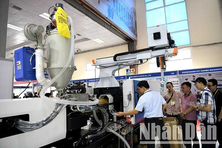 HanoiPlas 2025 presents cutting-edge technologies of plastics and rubber industry 