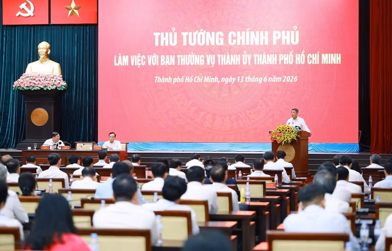 Prime Minister Le Minh Hung chairs a working session with the Standing Board of the Ho Chi Minh City Party Committee on June 13, 2026. (Photo: VNA)