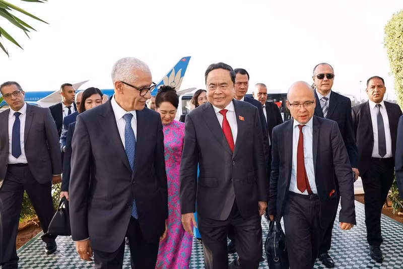 Speaker of the House of Representatives of Morocco Rachid Talbi Alami (L) welcomes Chairman of the National Assembly Tran Thanh Man (C) and his wife at Salé Rabat airport. (Photo: VNA)