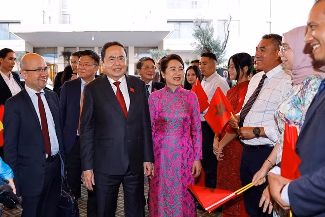 Vietnamese Ambassador to Morocco Le Kim Quy, staff of the Vietnamese Embassy and Vietnamese people in Morocco welcome National Assembly Chairman Tran Thanh Man and his wife. (Photo: VNA)