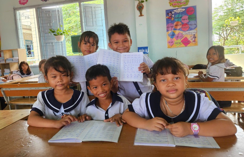 Students participate in a Cham language class at Phan Thanh 1 Elementary School in Dak Lak Province (Photo: giaoducthoidai.vn)