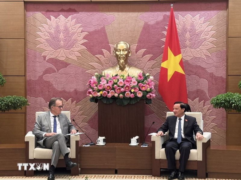 Vice Chairman of the National Assembly (NA) Nguyen Khac Dinh (R) and Senator Alain Cadec, Chairman of the France–Viet Nam Friendship Parliamentarians’ Group of the French Senate. (Photo: VNA)