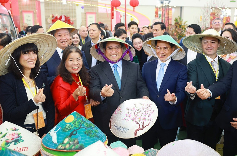 Prime Minister Pham Minh Chinh visits a booth at the first Spring Fair 2026 held in Ha Noi on February 2026 (Photo: VNA)