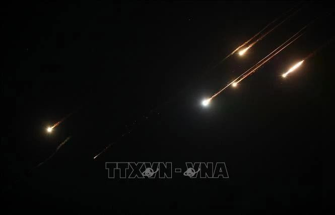 An Iranian missile is launched at the city of Hebron, in the southern West Bank on the evening of June 14, 2025. (Photo: Xinhua/VNA)