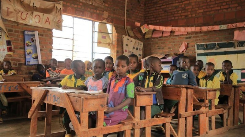 Students study in a classroom at Tanda Primary and Secondary School (GS Tanda) in Rwanda, 27 May 2022. (Photo: Xinhua)