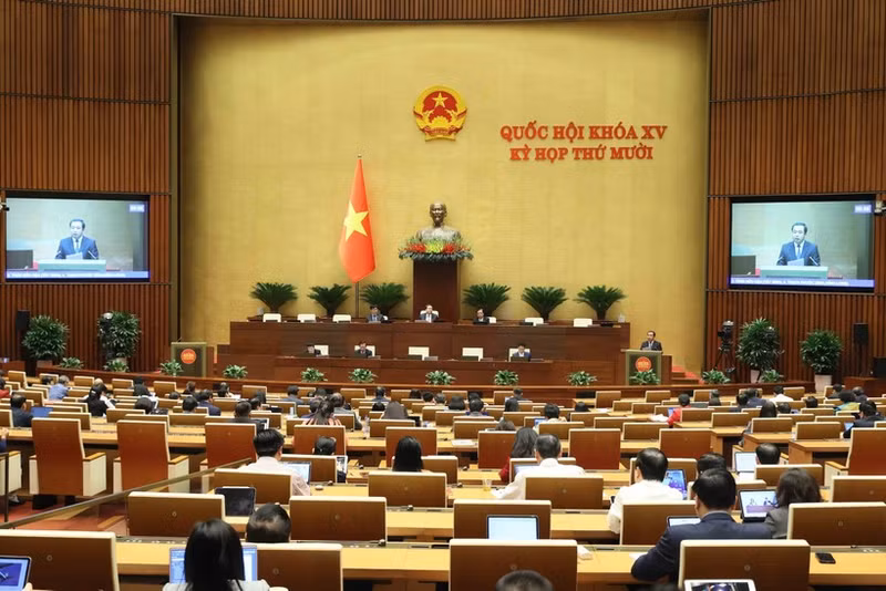 Lawmakers join discussions in the hall during the 15th National Assembly's 10th session (Photo: VNA)