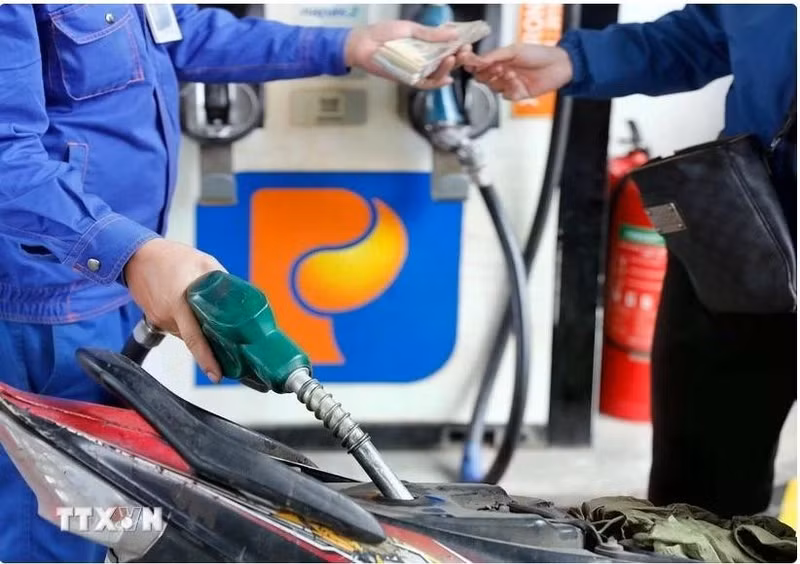 Retail petrol prices rise in latest adjustment (Photo: VNA)