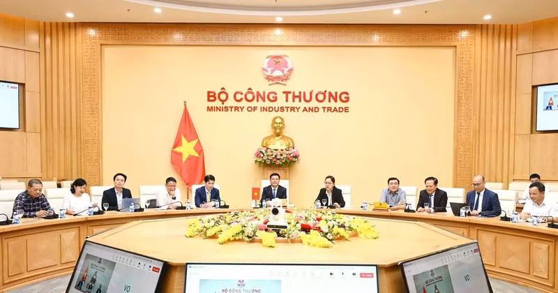 At the simultaneous online talks between Minister of Industry and Trade Nguyen Hong Dien and US Secretary of Commerce Howard Lutnick and Trade Representative Jamieson Greer on June 19 (Photo: VNA)