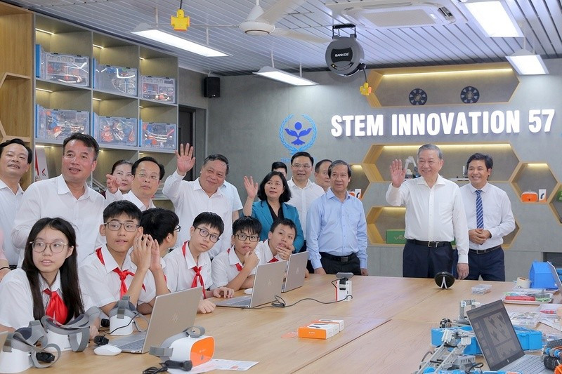 Party General Secretary To Lam visits STEM practice room at Cau Giay Secondary School (Photo: congthuong.vn)