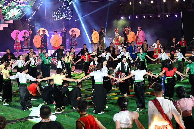 A folk dance at the opening ceremony of the National Tourism Year 2024 in Dien Bien Province (Photo: vietnamtourism.gov.vn)