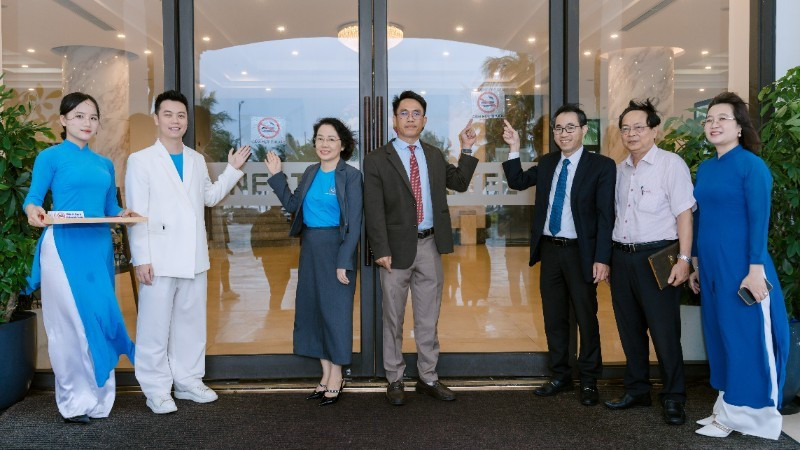 “No Smoking” signs are now prominently displayed across restaurants and hotels in Da Nang City. 