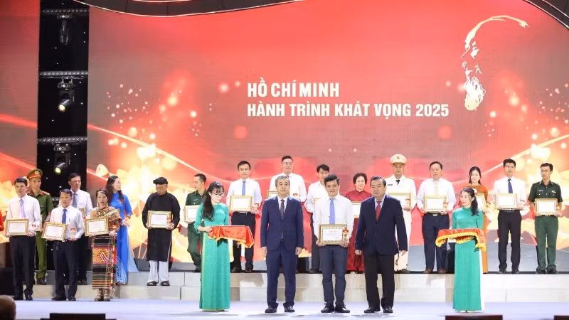 Outstanding models in studying and following President Ho Chi Minh’s example honoured at the programme.
