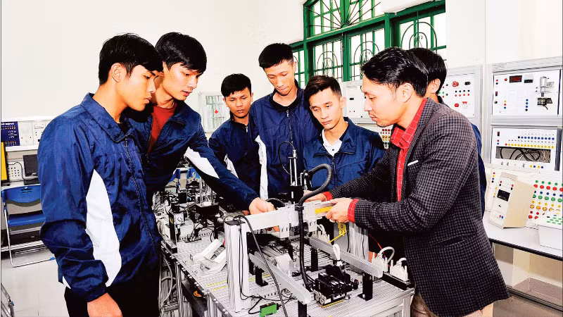 At a practice session for students at Da Lat College, Lam Dong Province. (Photo: TUE NGHI)