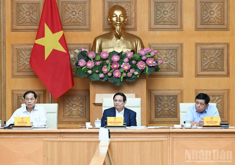 Prime Minister Pham Minh Chinh (C) addresses the meeting. (Photo: NDO/Tran Hai)