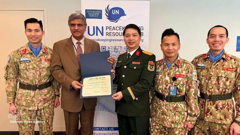 Harinder Sood (second, left), head of the Integrated Training Service under the UN Department of Peace Operations, presents the certificate recognising the UN Staff Officers Course of Viet Nam as meeting the UN's pre-deployment training standards. (Photo: Viet Nam Department of Peacekeeping Operations)
