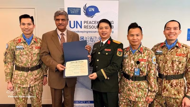 Harinder Sood (second, left), head of the Integrated Training Service under the UN Department of Peace Operations, presents the certificate recognising the UN Staff Officers Course of Viet Nam as meeting the UN's pre-deployment training standards. (Photo: Viet Nam Department of Peacekeeping Operations)
