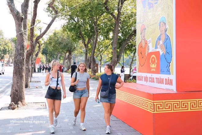Ha Noi streets are decorated with banners on the general election. (Photo: VNA)