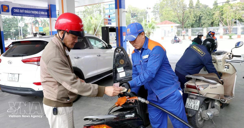 Customers buy petrol at a Petrolimex petrol station in Tran Hung Dao ward, Hung Yen province. (Photo: VNA)