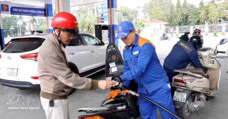 Customers buy petrol at a Petrolimex petrol station in Tran Hung Dao ward, Hung Yen province. (Photo: VNA)