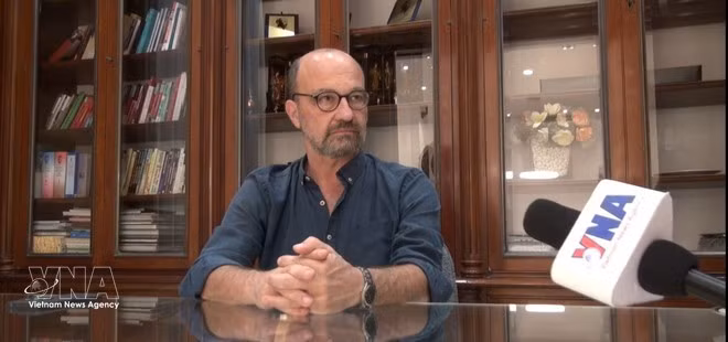 Marcelo Rodriguez, head of the commission for foreign affairs of the Communist Party of Argentina Central Committee, talks to the Viet Nam News Agency. (Photo: VNA)