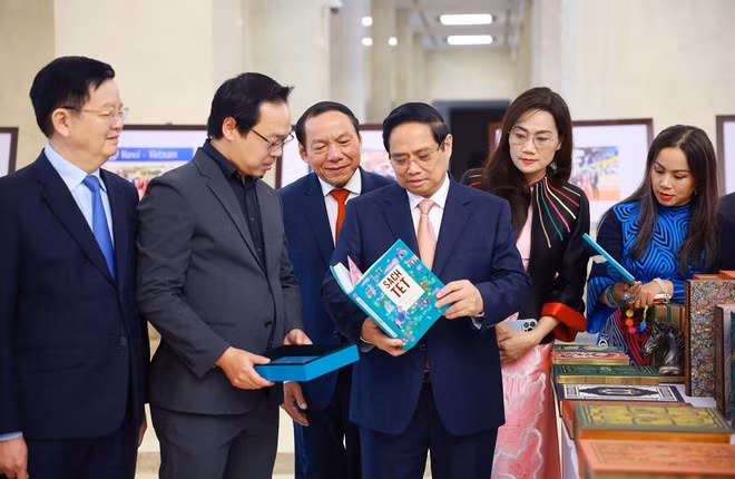 Prime Minister Pham Minh Chinh visits an exhibition of culture, sports, and tourism products held within the framework of the confernce. (Photo: VNA)