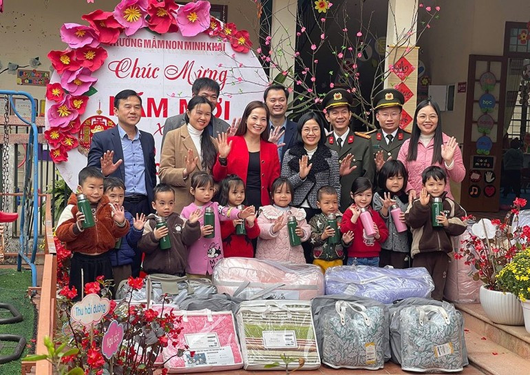 Gifts delivered to pupils at Minh Khai Kindergarten in Lang Son Province