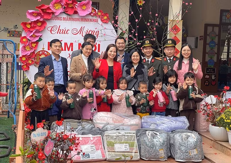 Gifts delivered to pupils at Minh Khai Kindergarten in Lang Son Province