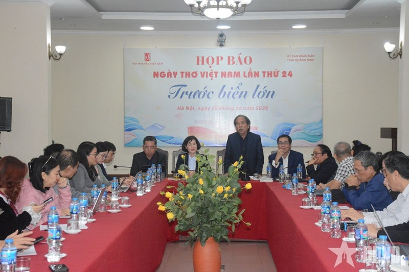 Chairman of the Viet Nam Writers’ Association Nguyen Quang Thieu speaks at the press conference (Photo: qdnd.vn)