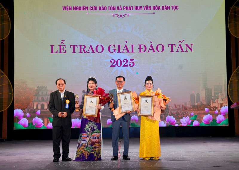 (From left) INREC Director Le Tien Tho presents the Outstanding Art Manager award to People's Artists Ho Ngoc Trinh, Trung Hieu, and Le Ngoc (Photo: hanoimoi.vn)