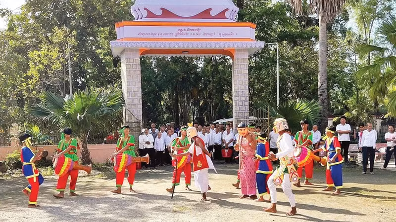 A performance of the Chhay-dam drum dance — a distinctive folk-art form of the Khmer people in An Giang. (Photo: PHONG DIEP)