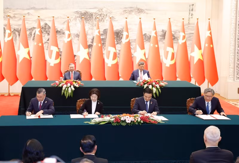vna-potal-tong-bi-thu-chu-tich-nuoc-to-lam-va-tong-bi-thu-chu-tich-nuoc-tap-can-binh-chung-kien-le-ky-cac-van-kien-hop-tac-giua-hai-nuoc-8702445.jpg