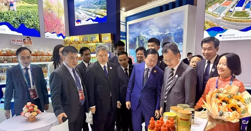 Deputy Prime Minister Tran Hong Ha visits a Vietnamese booth at the fair. (Photo: the Viet Nam Trade Promotion Agency)