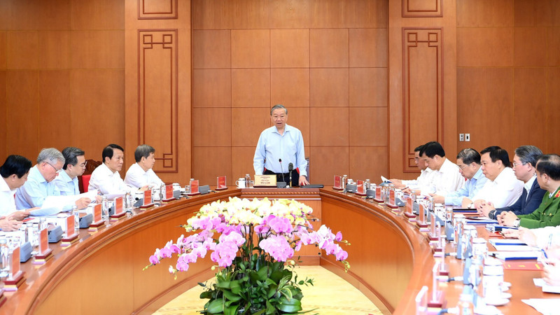 Party General Secretary To Lam speaks at the working session