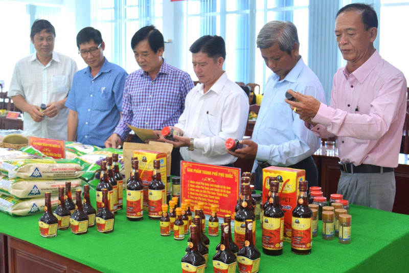 Phu Quoc fish sauce products are showcased to visiting guests. (Photo: TRUNG CHANH)