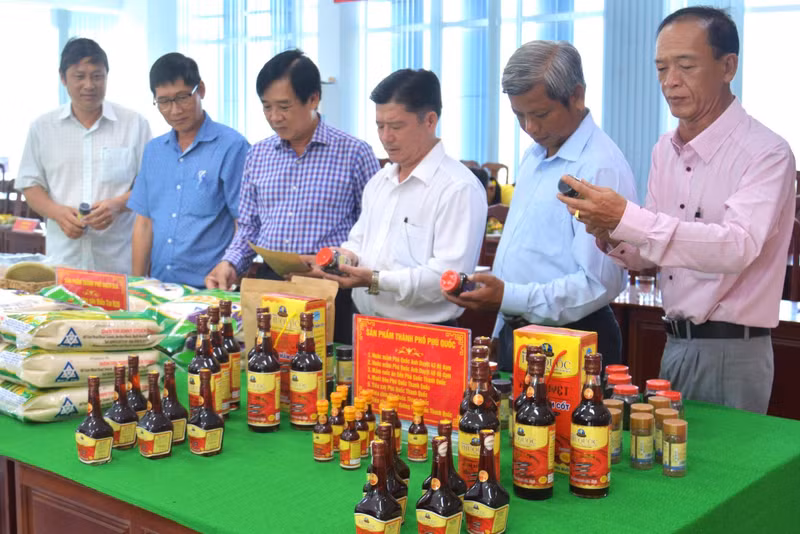 Phu Quoc fish sauce products are showcased to visiting guests. (Photo: TRUNG CHANH)