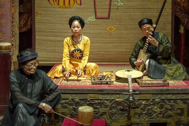 Meritorious Artist Bach Van (C) during a 'ca tru' performance. (Photo courtesy of Bach Van)