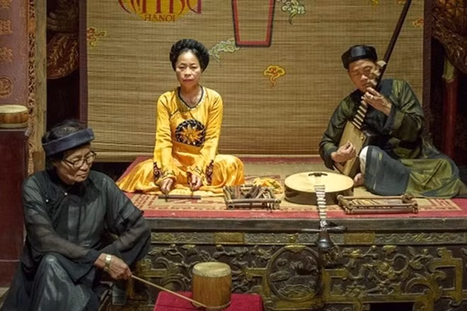 Meritorious Artist Bach Van (C) during a 'ca tru' performance. (Photo courtesy of Bach Van)