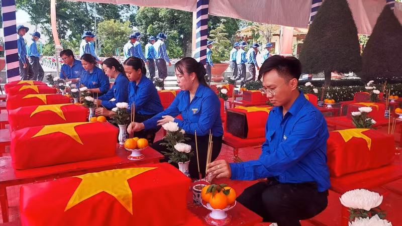 A solemn ceremony is held at the Vinh Hung–Tan Hung Martyrs' Cemetery in Tay Ninh province to receive the remains of 173 Vietnamese volunteer soldiers and experts who laid down their lives in Cambodia. (Photo: VNA)