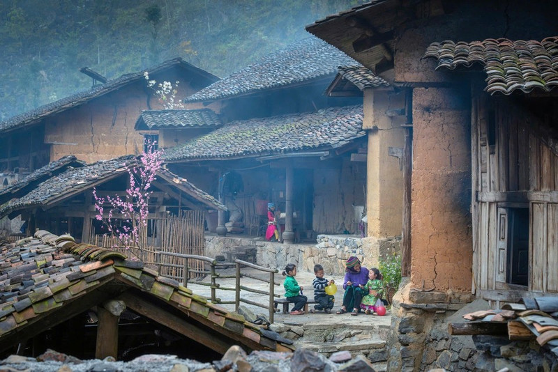 The construction of a ‘trinh tuong’ house reflects the Mong ethnic people's resilience, solidarity, and creativity.