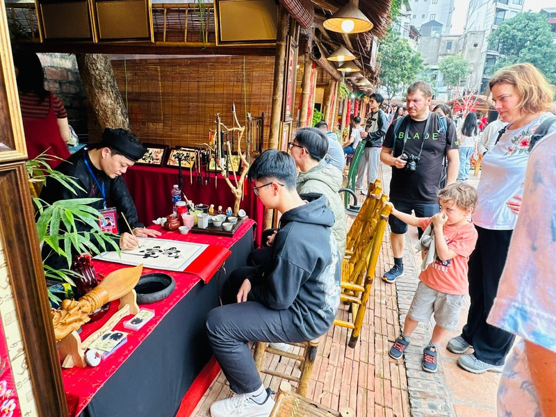 The calligraphy corner at Ha Noi’s Temple of Literature attracts visitors (Photo: hanoimoi.vn) 