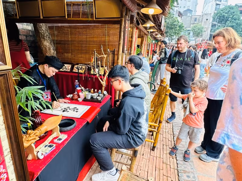 The calligraphy corner at Ha Noi’s Temple of Literature attracts visitors (Photo: hanoimoi.vn) 
