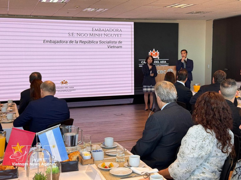 Vietnamese Ambassador to Argentina Ngo Minh Nguyet speaks at the event. (Photo: VNA)