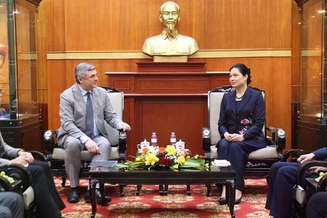 Ha Thi Nga (right), Vice President and General Secretary of the Viet Nam Fatherland Front, meets with V.G. Kalganov, Deputy Chairman of the External Relations Committee of Saint Petersburg, in Ha Noi on March 12. (Photo: mattran.org.vn)