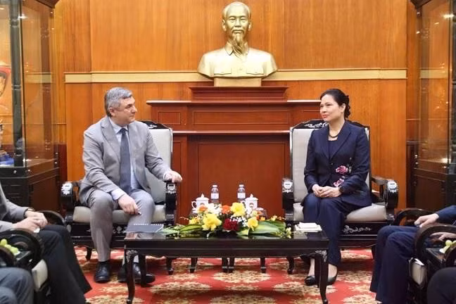 Ha Thi Nga (right), Vice President and General Secretary of the Viet Nam Fatherland Front, meets with V.G. Kalganov, Deputy Chairman of the External Relations Committee of Saint Petersburg, in Ha Noi on March 12. (Photo: mattran.org.vn)