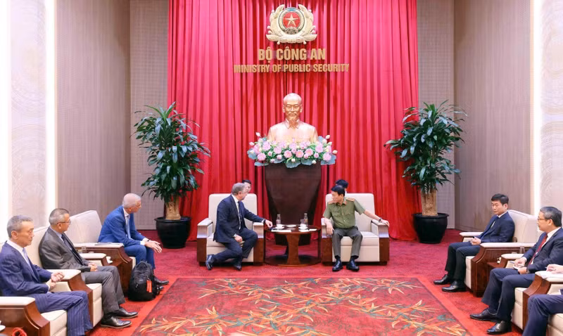The meeting between Minister of Public Security General Luong Tam Quang and a delegation from Italy's Leonardo S.p.A. led by Daniele Tavano, Director for Global Sales Air Traffic Management Systems in Ha Noi on July 29. (Photo: Ministry of Public Security)