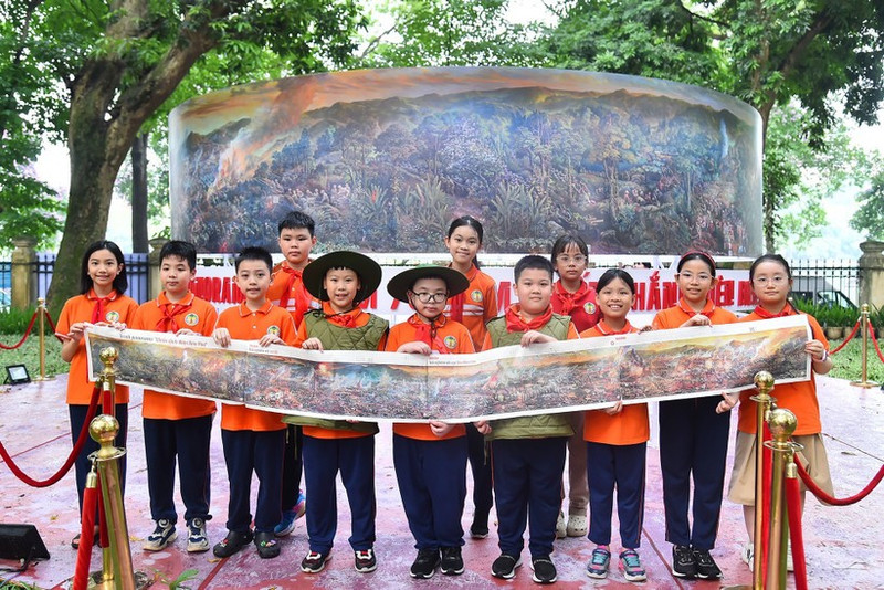 Nhan Dan's panorama edition was also used as a study material in schools. 