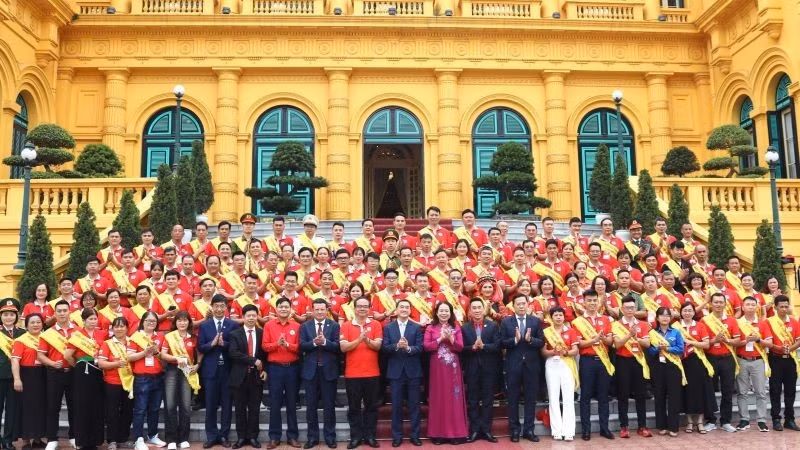 Vice President Vo Thi Anh Xuan poses for a group photo with a delegation of 100 outstanding voluntary blood donors from across the country in 2025.